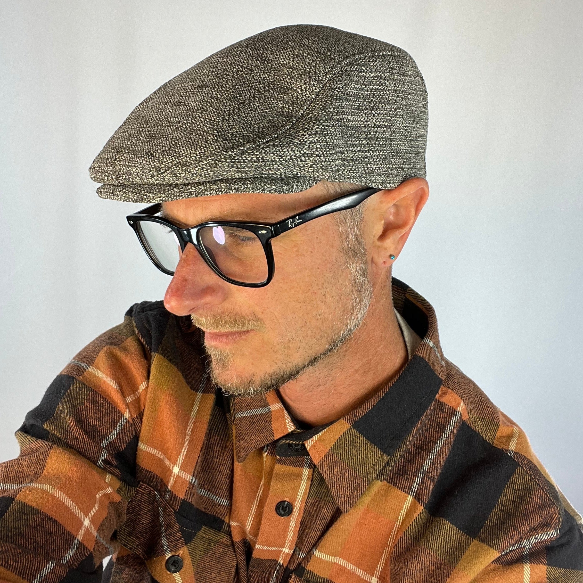 Male model styling the English Ivy Flat Cap with casual eco-fashion.
