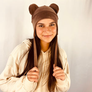 Teddy Kids Beanie – worn by female model, showcasing chocolate brown color
